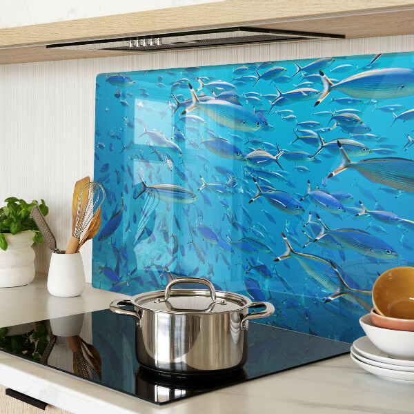 Schneidebrett mit Motiv eines Fischschwarms in klarem Wasser