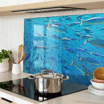 Schneidebrett mit Motiv eines Fischschwarms in klarem Wasser