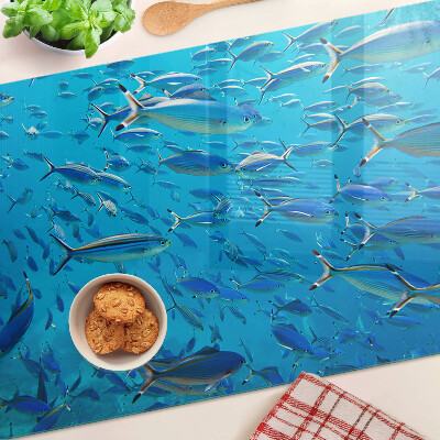 Schneidebrett Ein Fischschwarm in klarem Wasser