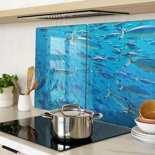 Schneidebrett Ein Fischschwarm in klarem Wasser