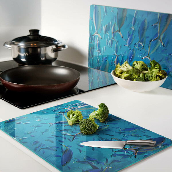 Schneidebrett mit Motiv eines Fischschwarms in klarem Wasser