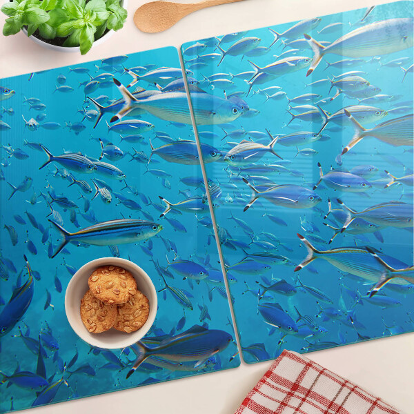 Schneidebrett mit Motiv eines Fischschwarms in klarem Wasser