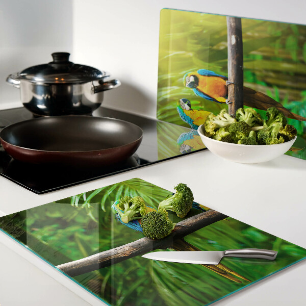 Schneidebrett mit Motiv Papageien auf einem Ast in tropischer Umgebung