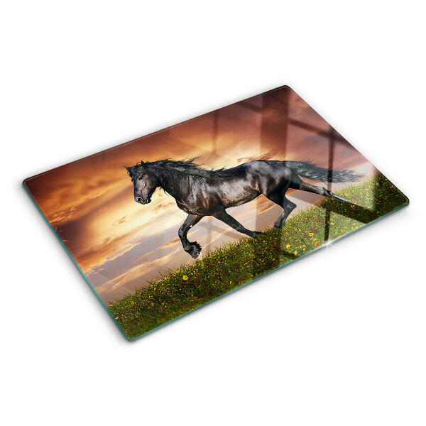 Schneidebrett mit einem Motiv eines Pferdes vor dem Hintergrund einer untergehenden Sonne