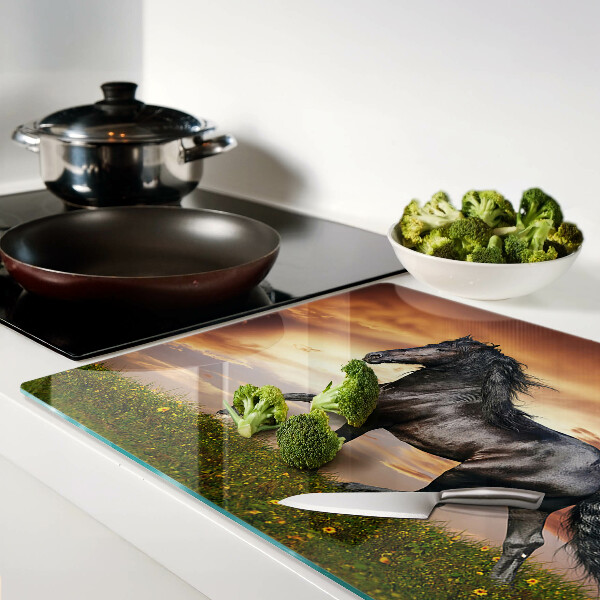 Schneidebrett mit einem Motiv eines Pferdes vor dem Hintergrund einer untergehenden Sonne