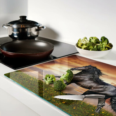 Schneidebrett mit einem Motiv eines Pferdes vor dem Hintergrund einer untergehenden Sonne