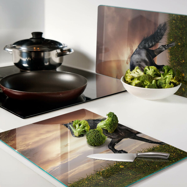 Schneidebrett mit einem Motiv eines Pferdes vor dem Hintergrund einer untergehenden Sonne