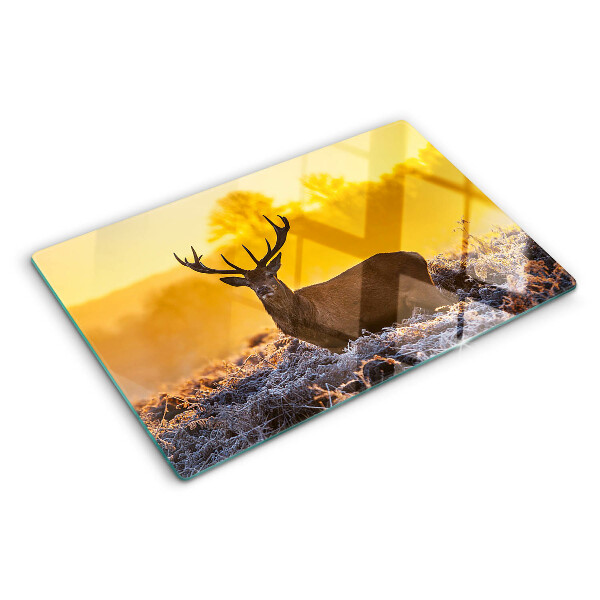 Schneidebrett mit Motiv eines Rehs vor einer morgendlichen Landschaft