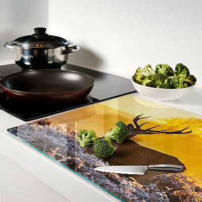 Schneidebrett mit Motiv eines Rehs vor einer morgendlichen Landschaft