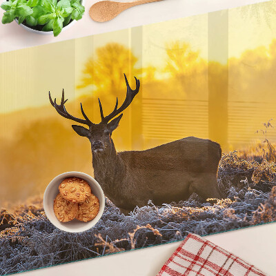 Schneidebrett mit Motiv eines Rehs vor einer morgendlichen Landschaft
