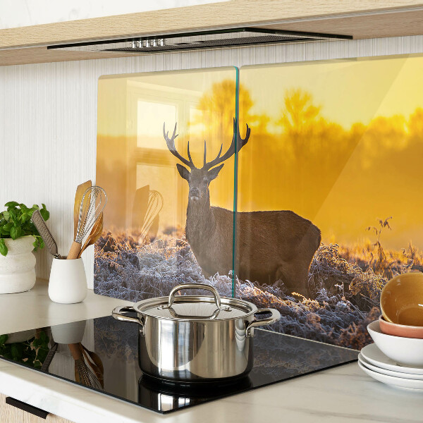 Schneidebrett Ein Reh vor dem Hintergrund einer morgendlichen Landschaft