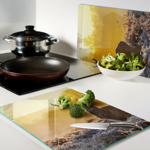 Schneidebrett mit Motiv eines Rehs vor einer morgendlichen Landschaft