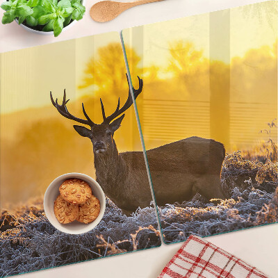 Schneidebrett Ein Reh vor dem Hintergrund einer morgendlichen Landschaft