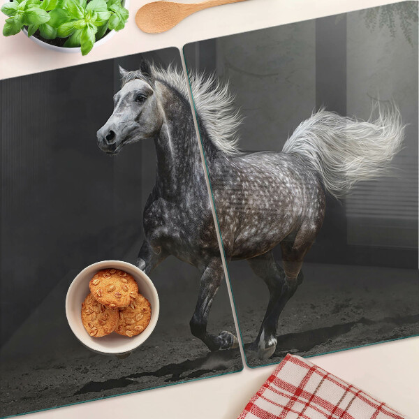 Glas schneidebrett Ein geflecktes Pferd auf der Flucht