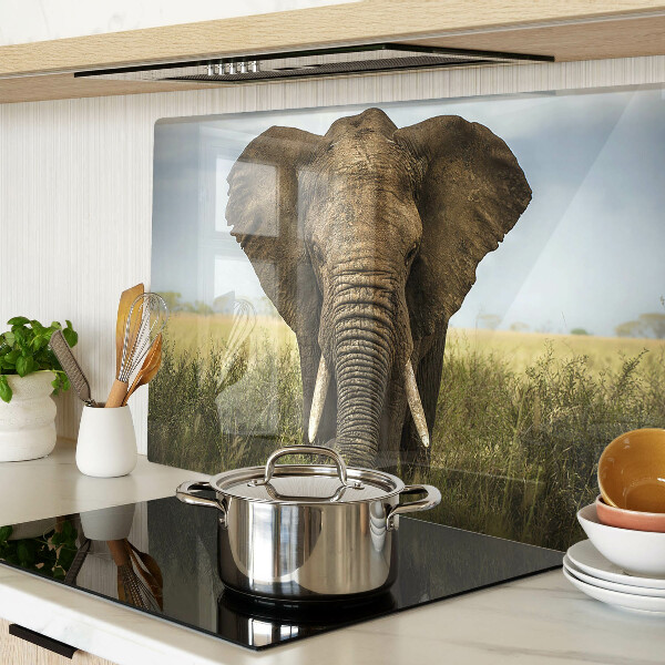 Schneidebrett mit Motiv eines Elefanten vor der Kulisse der afrikanischen Savanne