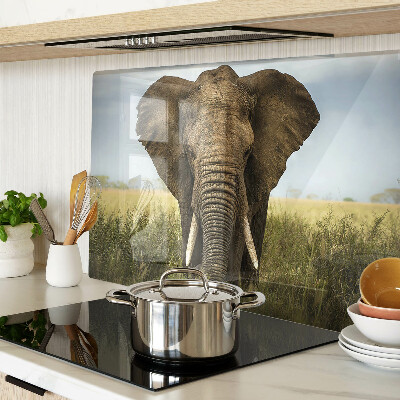 Schneidebrett mit Motiv eines Elefanten vor der Kulisse der afrikanischen Savanne
