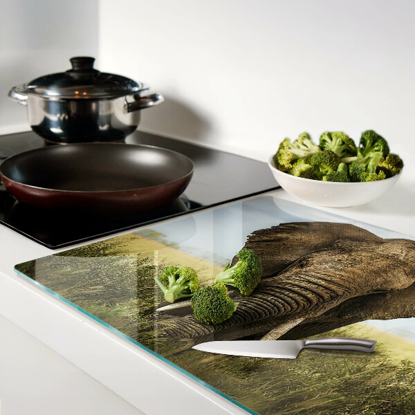 Schneidebrett Ein Elefant vor der Kulisse der afrikanischen Savanne