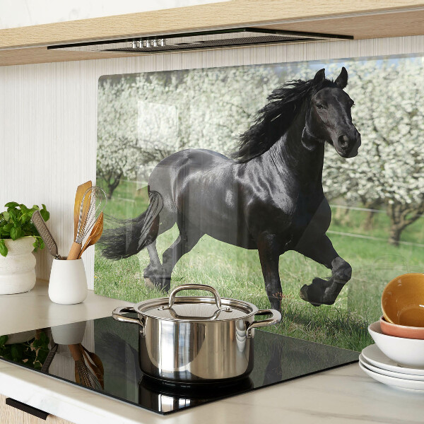 Schneidebrett Glas mit schwarzem Pferd auf der Wiese