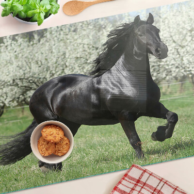 Schneidebrett Glas mit schwarzem Pferd auf der Wiese