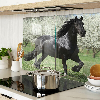 Schneidebrett Glas mit schwarzem Pferd auf der Wiese