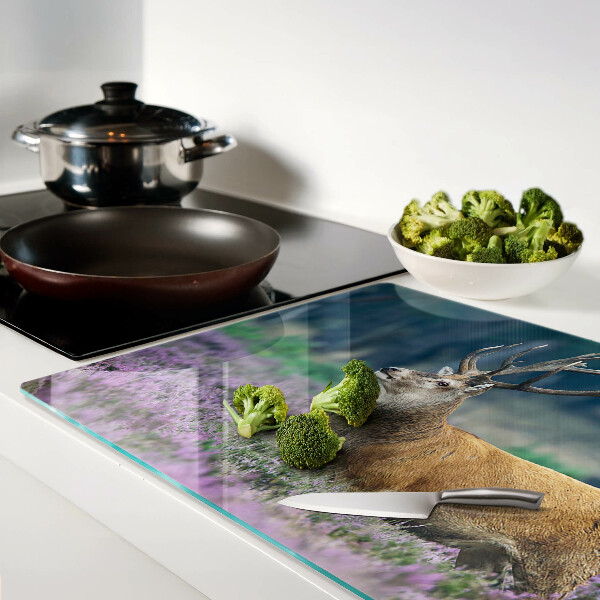 Glas Schneidebrett mit Hirschen in einer Lavendellandschaft