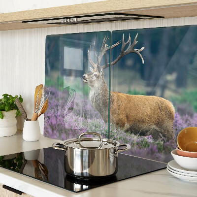 Glas Schneidebrett mit Hirschen in einer Lavendellandschaft