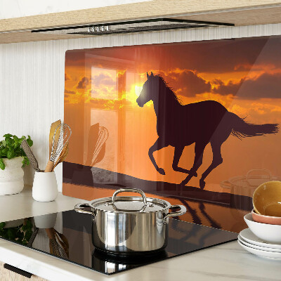 Schneidebrett mit Pferdemotiv vor untergehender Sonne