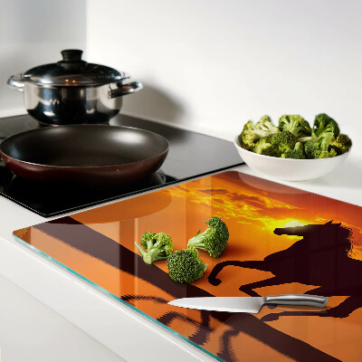 Schneidebrett Ein Pferd vor dem Hintergrund der untergehenden Sonne