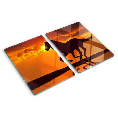 Schneidebrett mit Pferdemotiv vor untergehender Sonne