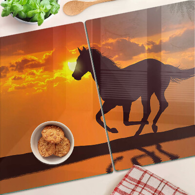 Schneidebrett Ein Pferd vor dem Hintergrund der untergehenden Sonne