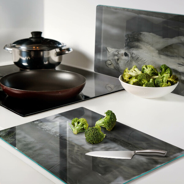 Glas schneidebrett Ein Wolf in einer Waldumgebung