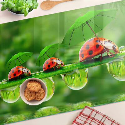 Schneidebrett Glas mit Marienkäfer-Motiv auf Blättern und Wassertropfen