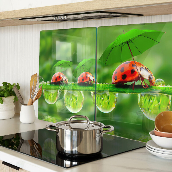 Schneidebrett Glas mit Marienkäfer-Motiv auf Blättern und Wassertropfen