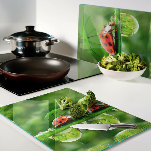 Schneidebrett glas Marienkäfer auf Blättern mit Wassertropfen