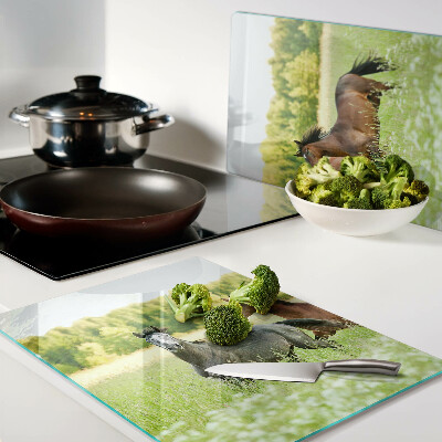 Schneidebrett Ein Treffen von Pferden auf dem Feld