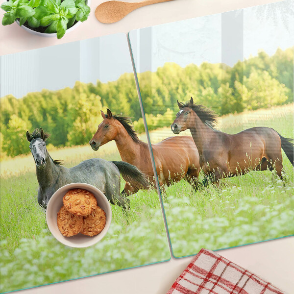 Schneidebrett mit Motiv von Pferden auf einer Wiese