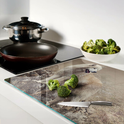 Schneidebrett mit Motiv eines Wolfes auf einem felsigen Berg