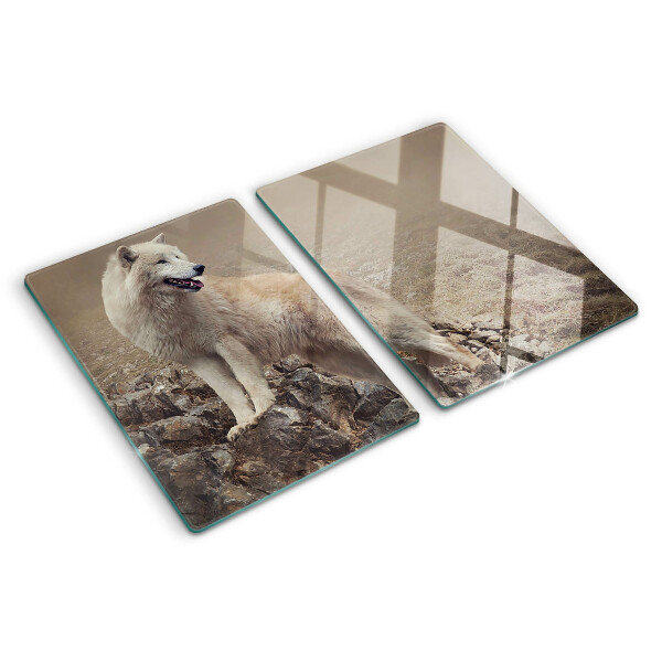 Schneidebrett Wolf auf einem felsigen Berg