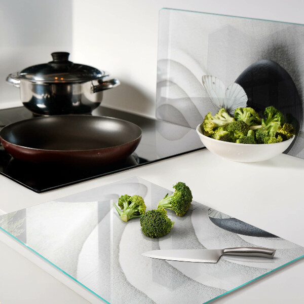 Schneidebrett Glas mit Schmetterlingsmotiv auf Steinhintergrund