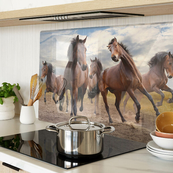 Schneidebrett mit Motiv von auf der Weide laufenden Pferden