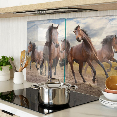 Schneidebrett Pferde, die auf der Weide laufen