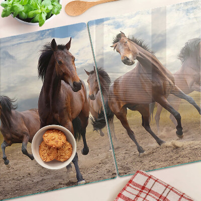 Schneidebrett Pferde, die auf der Weide laufen