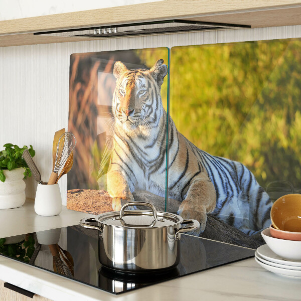 Glas-Schneidebrett mit Tiger-Motiv vor natürlichem Hintergrund