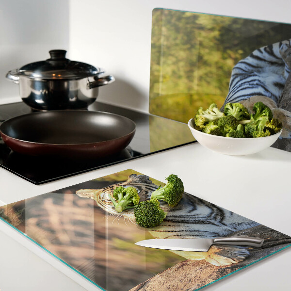 Glas schneidebrett Tiger vor dem Hintergrund der Natur