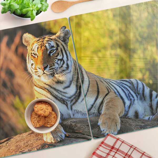 Glas-Schneidebrett mit Tiger-Motiv vor natürlichem Hintergrund