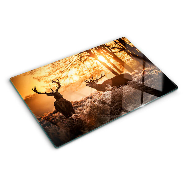 Schneidebrett Hirsche im Wald bei Sonnenuntergang