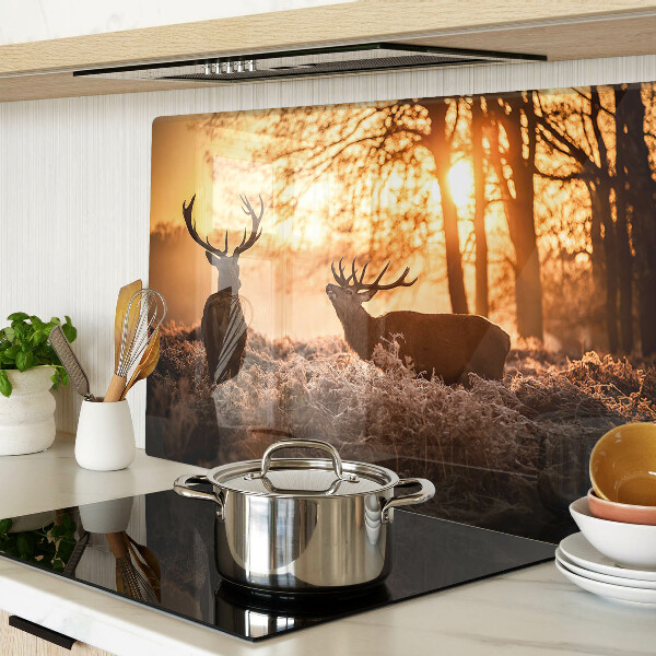 Schneidebrett mit Motiv von Hirschen im Wald bei Sonnenuntergang