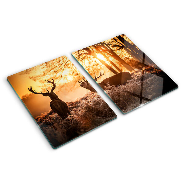 Schneidebrett mit Motiv von Hirschen im Wald bei Sonnenuntergang