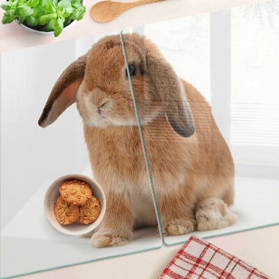 Glas-Schneidebrett mit Motiv eines Kaninchens vor weißem Hintergrund