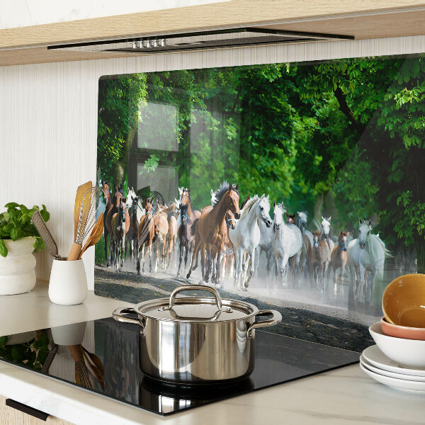 Glas-Schneidebrett mit dem Motiv galoppierender Pferde in natürlicher Umgebung